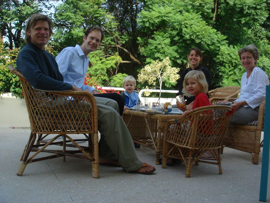 beim Fruehstueck auf der Dachterasse