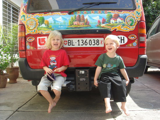 nein nein, die Kids gehoeren natuerlich nicht zum Pimp