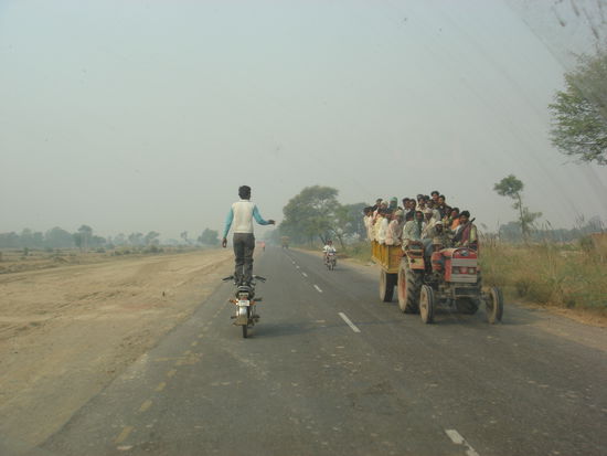 nein nicht im Zirkus, auf dem National Highway..noch  cool man kann sich dann auch besser grüssen