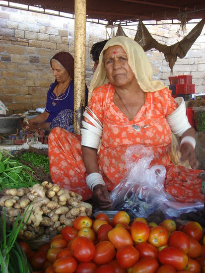 die kaum sichtbaren Ringe erlaeutern uebrigens: "ich bin schon vergeben" (werden in Rajasthan aus Kamelknochen gefertigt und lassen sich bei den "wahren" Wuestenbewohnerinnen auch nicht demontieren). Der Zehenring indiziert uebrigens ebenfalls den geschlossenen Bund des Lebens.