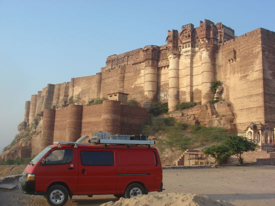 Der Tag danach....schoen wars trotz dem Krach. Rstaurant war oben rechts auf der Terasse...