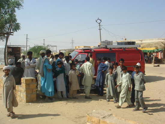 Das dauert dann immer, weil jeder einzeln fragen will, woher wir denn kommen.