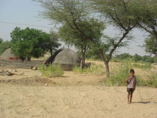 die Huetten wirken wunderschoen in der steppigen Landschaft.