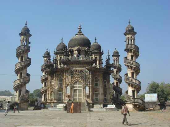 die Kids hier im Vorfeld spielen Cricket..noch ne gute Kulisse dieser Indo-islamische Tempel...der weiter noerdlich sicherlich einiges an Eintrittsgeld gekostet haette.