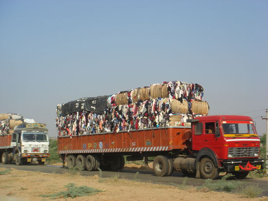 Diese Bekleidung ist wohl eher fuer den lokalen Markt bestimmt - fein, so ohne Verpackung auf dem Highway...