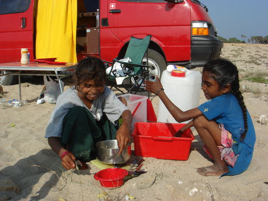 Praktisch dass die lokalen Kids so auslaenderfasziniert sind und sogar das Abwaschen unseres Geschirrs super finden...