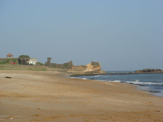 Traumstrand der 2te. Der kleine rote Fleck ist unser Buessli, der grosse weisse Fleck ist der LKW von Reto