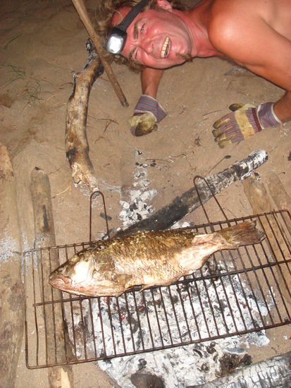 Fischgrillspezialist Harry im Einsatz...