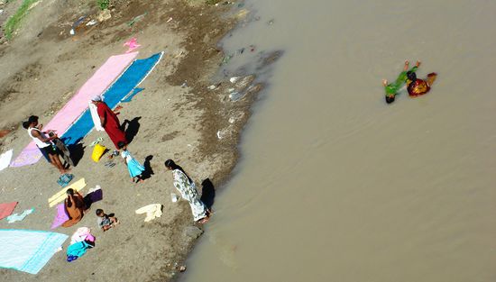 Waschen (fuer die Damen natuerlich immer mit angezogenem Sari), im nicht wirklich quellfrischen Fluss..