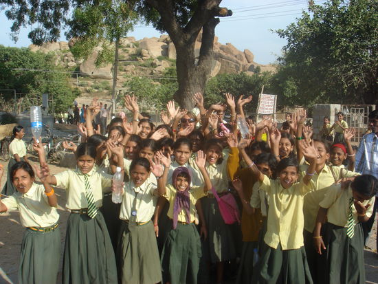 Die "Ablenkungs-Animatorin" mit der Sonnenbrille ist uebrigens - fuer alle, die schon nicht mehr genau wissen wie wir aussehen - Lucy.