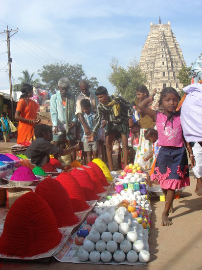 nein, hier handelt es sich nicht um eine indische Suessspeise, sondern um den Farbstoff fuer den Tikka (Stirnpunkt)--> ihr seht, da wird mit einigem an Publikum gerechnet.