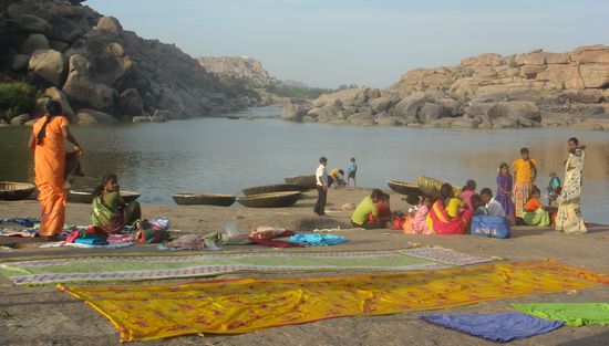 indische Bootsvermietung...die kleinen runden Nussschalen.. vorne Saritrocknung