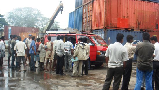 Nein das sind nicht alles Zollinspekteure, sondern Zuschauer waehrend der Custom Clearance