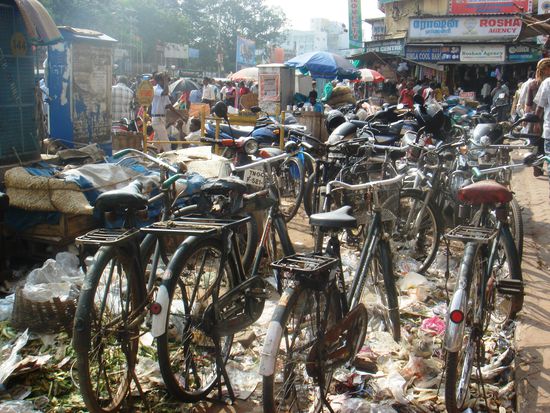 Ade und auf Wiedersehen indisches mit Muell garniertes Durcheinander