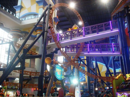 ....mit integriertem Vergnuegungspark (immerhin der groesste Rollercoaster von ganz Malaysia)