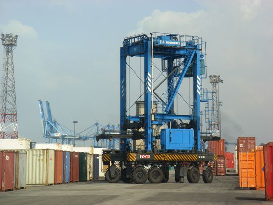 Supertransporter liefert unseren geliebten Container im Schnellzugstempo..