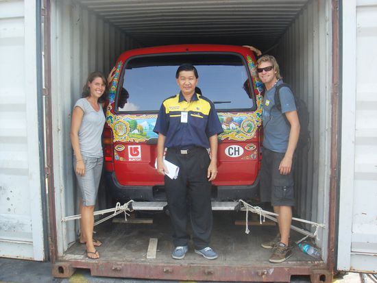 Mit unserem werten Herr Loke, seines Zeichens chinesischer Zollspezialist und unser Mittelsmann (in Malaysia sind ca. 35% der Bevoelkerung Chinesen und 15% Inder. Diese Bevoelkerungsgruppen kamen seit Ende des 19Jh. als billige Arbeitskraefte ins Land).