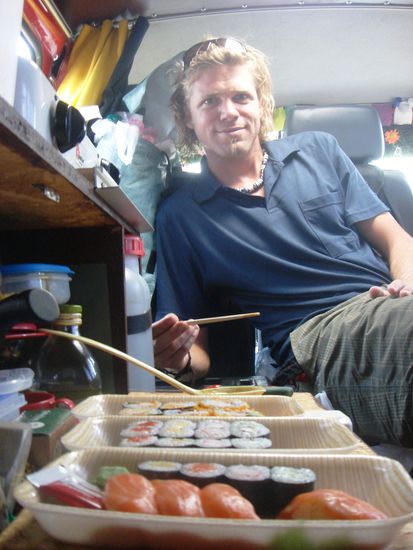 Travellertipp: Wenn irgendwanmal einer unserer werten Leser in Trang im Tesco reinschaut: der Sushikoch steht voellig auf Auslaender und offeriert gerne mittelgrosse Sashimiplatten umsonst. Achtung: sein Bezug zum Wasabe ist brutal.