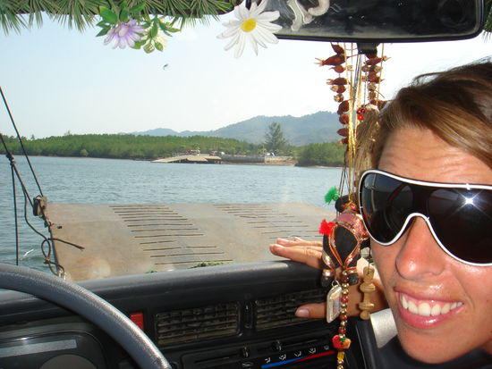 Dieser Spass kostet selbst in der ersten Reihe fuer Auto und „Crew“ nur gerade 3 CHF...Thailand ist wirklich auch in dieser Hinsicht nach wie vor ein Paradies.