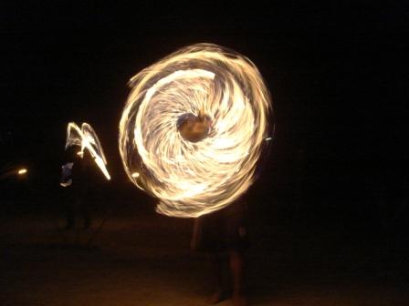 .. nächtliches, feuriges Entertainment à la Thailand..