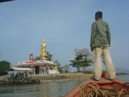 ...erster Posten/kleine Insel: thailändische Ausreisepapierkontrolle..