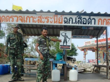 ....zweiter Posten/wieder ne kleine Insel: zum Spassen aufgelegte thailändische proforma Schmuggelkontrolle...