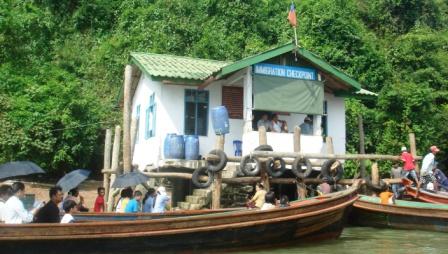 ...dritter Posten/wieder ne kleine Insel: „myanmesische“ Immigration..um dann bereits eine Station später in Myanmar an Land gehen zu können, um Ein-und Ausreisestempel in den Pass gedrückt zu kriegen. ..