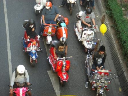 ...gefallen hat uns im speziellen der Fuchsschwanz oben am gelben Ballon, respektive an der Fuchsschwanzantenne....crazy wie die Thais in Bangkok modegesteuert drauf sind..