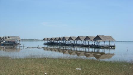 Floating Restaurants am Sirithon Lake...noch einige Plätze frei...