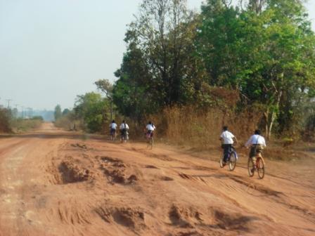 ...in Laos sind nur gerade 1'700 der insgesamt 13'000 Strassenkilometer geteert..
