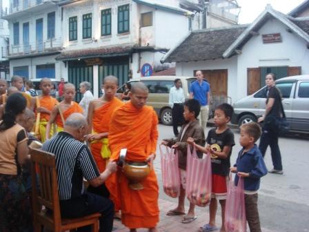 ...und Reis im Uebermass. Die Körbe der Mönche überquillen bei so vielen Touristen rasch mal, sodass auch die cleveren Kinder der ärmeren Schichten sackweise Reis und Bananen nach Hause bringen...Perfekt nicht?..