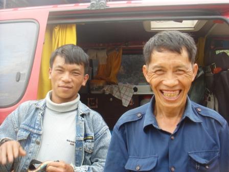 ...laotische Autostopper...unschwer am andauernden Riesenlachen zu erkennen...