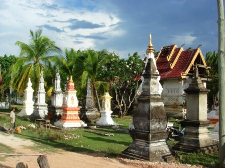 ...Kloster mit Stupas in elegannter Abendbeleuchtung...
