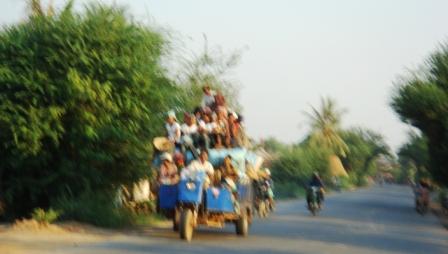 ...das Rekordtuktuk unserer Reise...nicht nur in Sachen Menschenbeförderung, nein auch in Sachen Speed...