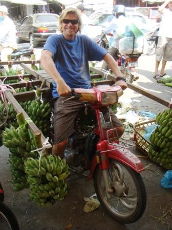 ...Berny hat sich dann noch als Bananenverkäufer (man sollte ja immer mit Produkten arbeiten, wo man sich gut identifizieren kann..und Bananen sollen ja helfen beim Dünpfiff) anheuern lassen, musste den Job aber wegen den andauernden Toilettenbesuchen bald wieder aufgeben...