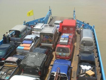 ....nein das ist nicht die Frachtfähre nach Vladivostok, sondern unser Fähre nach Koh Chang...