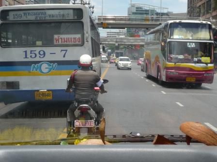 ..Thaicop räumt die Strasse für uns...