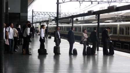 ...und stellt sich übrigens wie auch Frau beim Warten auf den Zug unglaublich diszipliniert in einer Warteschlange auf. Optimiert übrigens das Ein- und Aussteigen erheblich...