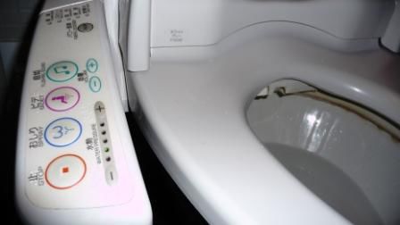 ... Nein, nicht nur Wasserreinigung, Giftgasabzug und Sitzheitzung, sondern auch noch ein kleines Musikstudio...man muss schon fast von „leider“ sprechen, dass Berny’s Gedärme mittlerweilen wieder ganz genesen sind...nein Spass bei Seite, wir sind superfroh ist die „Scheisserei“ nun endlich vorbei..