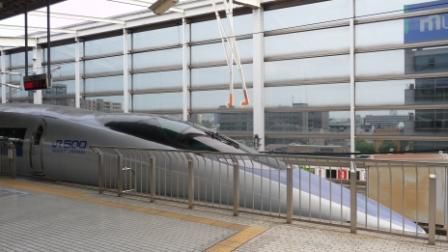 ...in Sachen Aerodynamik kann die die SBB nicht wirklich mithalten...fahren anscheinend bis zu 500 km/h schnell die Teile...