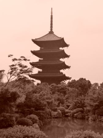 Die Pagode des To-ji- Tempels...Baubeginn ca 790 a.C., brannte aber x-mal ab in der Zwischenzeit
