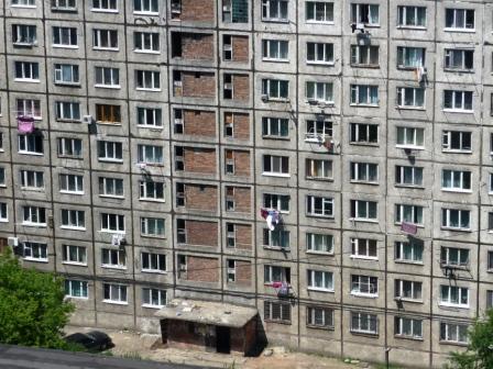 .....übrigens gibt’s vor unserem Bunker ne strategische Wasserleitung aus den 50er Jahren, die immer noch 24h weise vom Militär mit deutschen Schäferhunden bewacht wird....