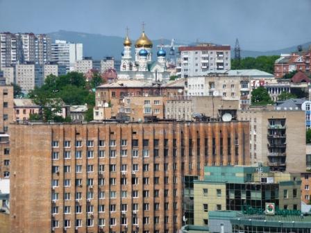 ..Downtown Vladivostok mit ner märchenhaften orthodoxen Kirche...