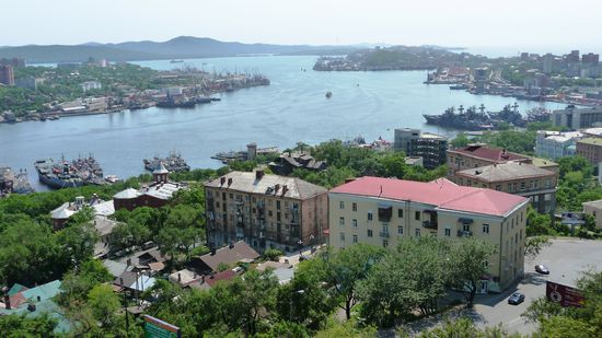 ..Vladivostok liegt wunderschön auf einer Landzunge und es geht rauf und runter wie in San Francisco (für alle Leser, die noch nie hier waren..smile)…