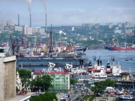 ..die Stadt ist geprägt von der Schiffahrt...im Hintergrund die zentrale Warmwasseranlage...jeder der 650'000 Haushalte wird von diesen 3 Kaminen gespiesen...“die Perfektion des Zentralstaates“...ausser wenn die Anlage aussteigt...was anscheinend gerade im Winter gerne vorkommt...