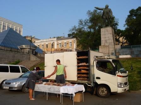 ...Lenin weist uns den Weg nach Westen..lecker, in Russland gibt's endlich wieder Brot dass dem Namen Brot gerecht wird..