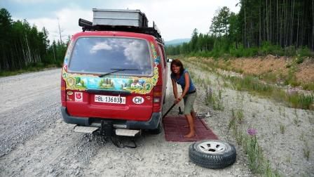 ...dem wurde rasch abgeholfen..Mechanikerlucy kann jetzt auch Pneuwechseln...