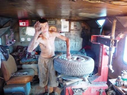 ....so im 200km Rhytmus steht ein alter Armytruck am Pistenrand...Tyre-Repair für 5 CHF ist hier ein gutes Business...
