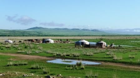 ...so richtig à la Mongolei: mit Jurten, tollsten unberührten Landschaften, wenig Leuten und anständig viel Vieh...