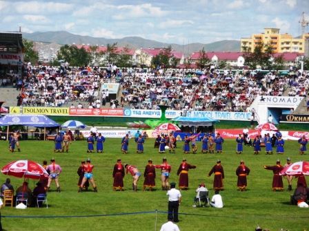 ...nicht nur die Zuschauerzahl und Touristenquote - in Ulan Bator wimmelt es momentan nur so von Reisenden....Naadam und die am 1.8. stattfindende totale Sonnenfinsternis scheinen ne riesige Anzieungskraft auszustrahlen...